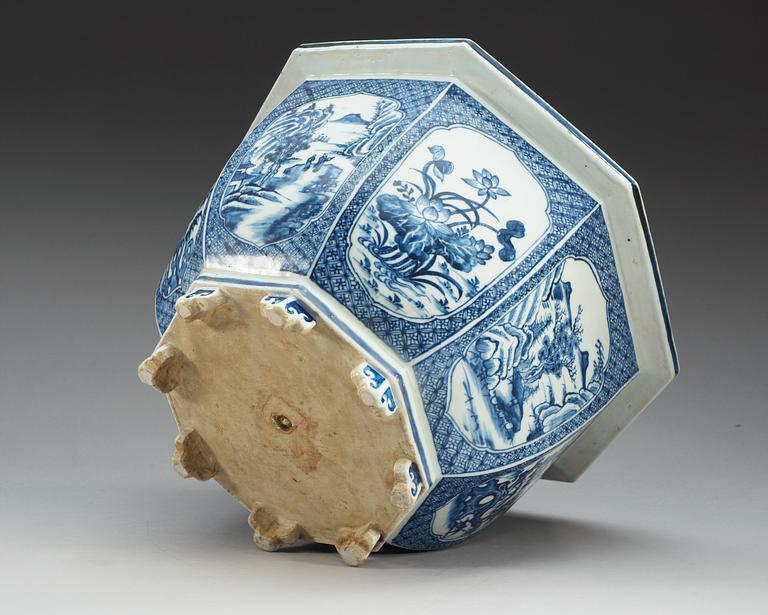 A large blue and white flower pot, Qing dynasty, Qianlong (1736-95).