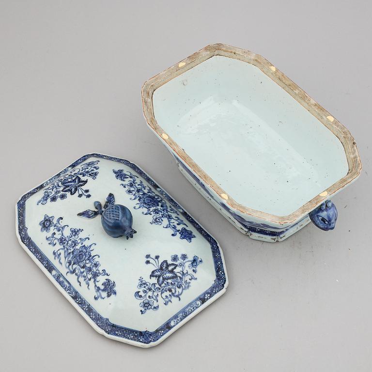 A blue and white tureen with cover, Qing dynasty, Qianlong (1736-95).