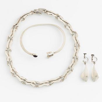 Rey Urban, tre delar smycken, silver, collier, ett par örhängen och armring med cabochonslipad ametist.