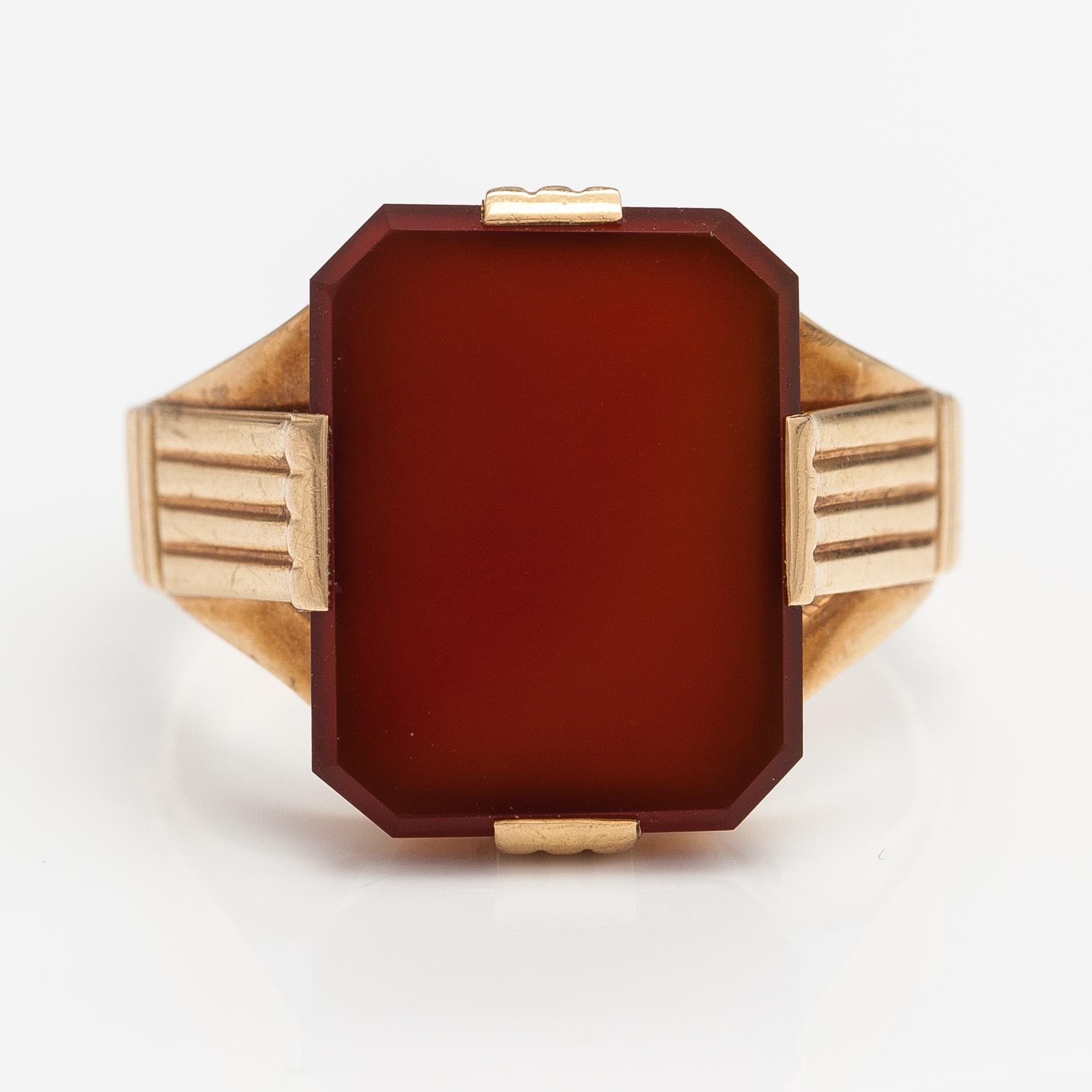 A 14K gold sinet ring with a carneol. Kultateollisuus, Turku 1951.