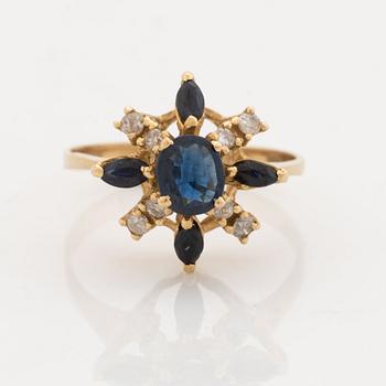 Ring, guld och safirer och briljantslipade diamanter.