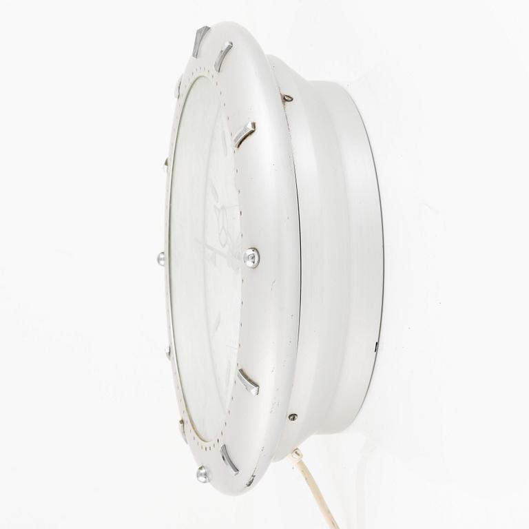 Butik/väggur, märkt "Tag Heuer", ca 35 cm.