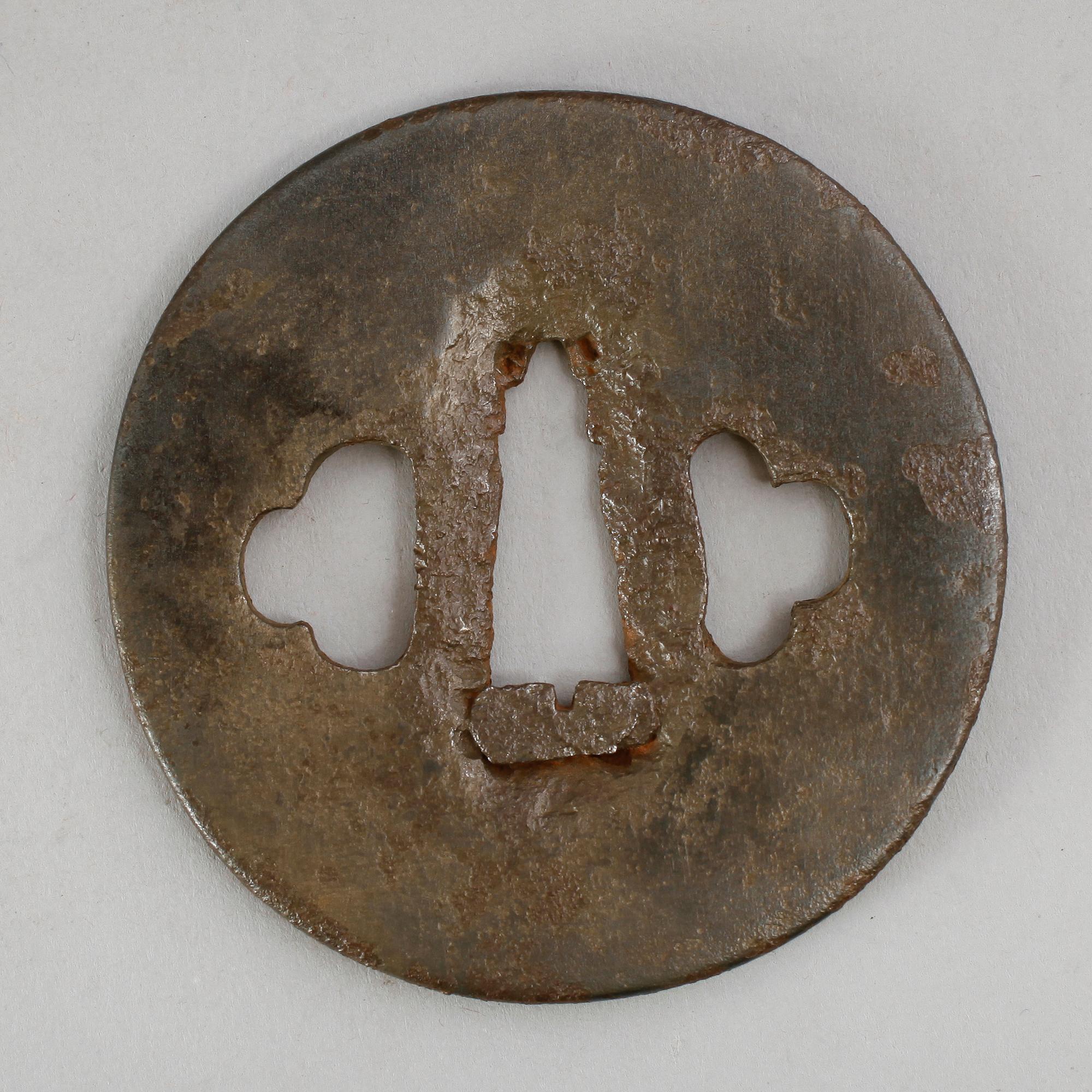 TSUBA, 3 st, järn, Japan, 1500-/1600-tal, 1600-/1700-tal och 1700-/1800-tal.