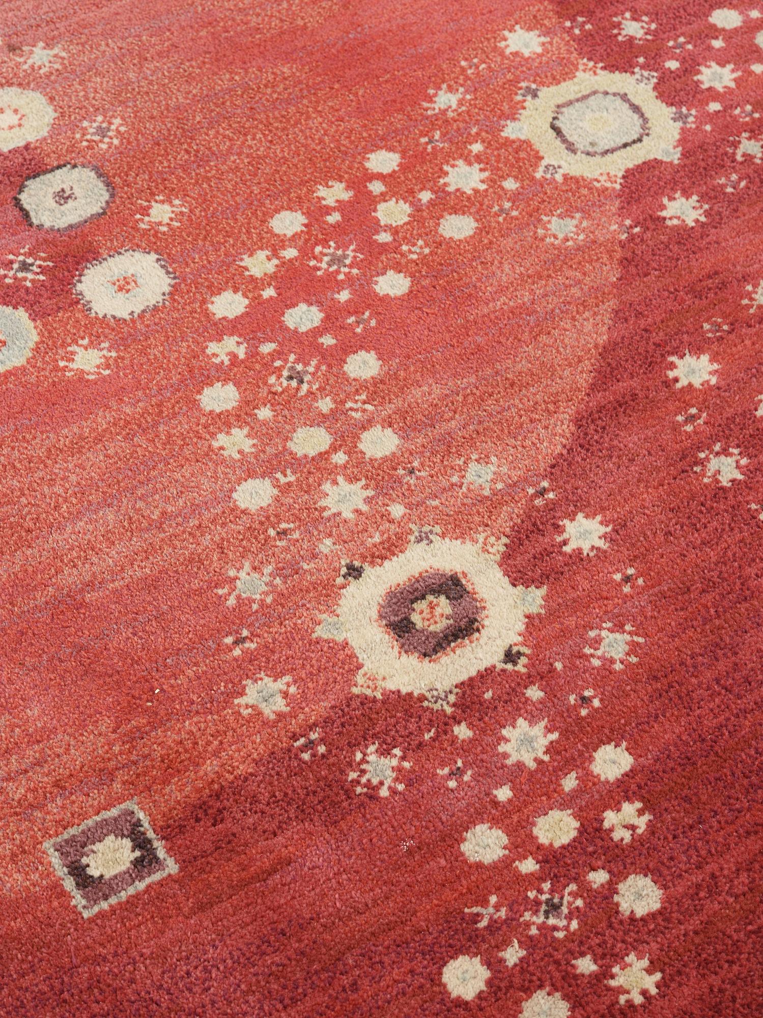 Barbro Nilsson, MATTA. "Röda rabatten". Oval. Flossa. 246 x 271 cm. Märta Måås-Fjetterström AB, Barbro Nilsson. Osignerad.