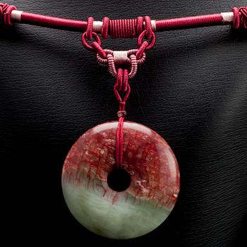 HALSBAND, siden och jadeit, nyproduktion.