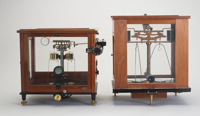 APOTEKSVÅGAR, 2 st, samt vikter, balnd annat Sartorius-Werke Göttingen. 1900-talets första hälft samt mitt.