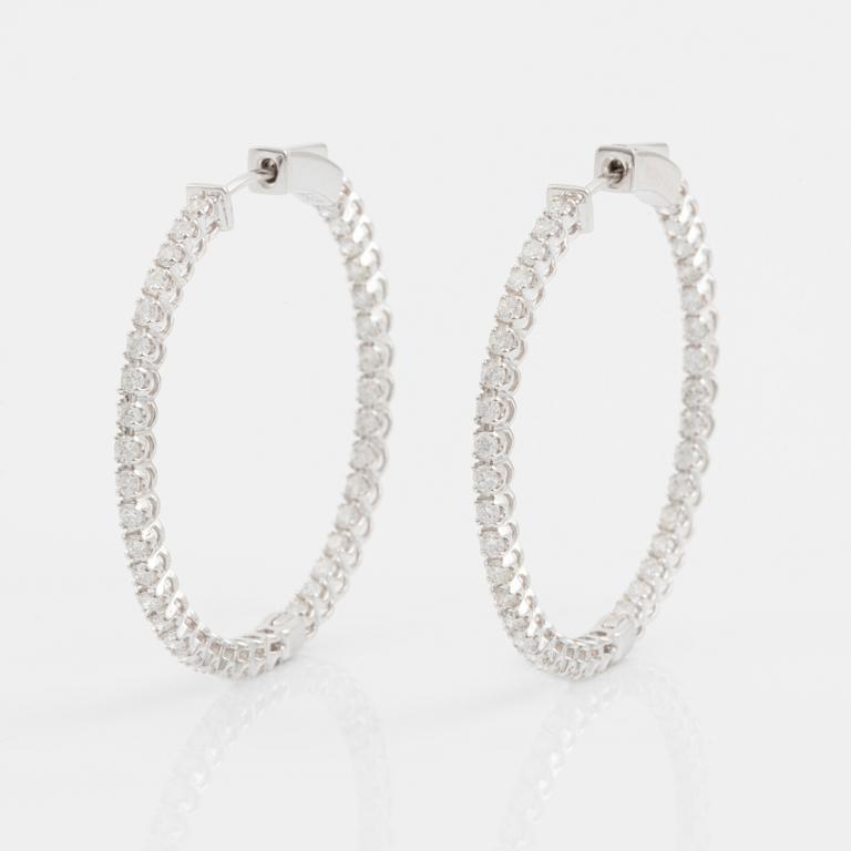 Örhängen kreoler med briljantslipade diamanter.