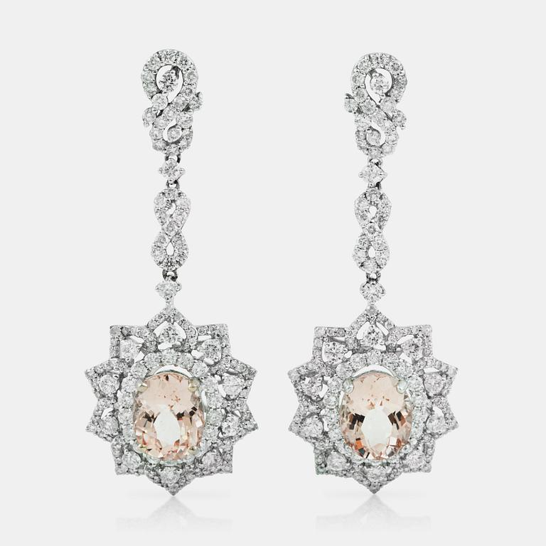 ÖRHÄNGEN med morganiter, ca 5.56 ct och diamanter, ca 3.95 ct.