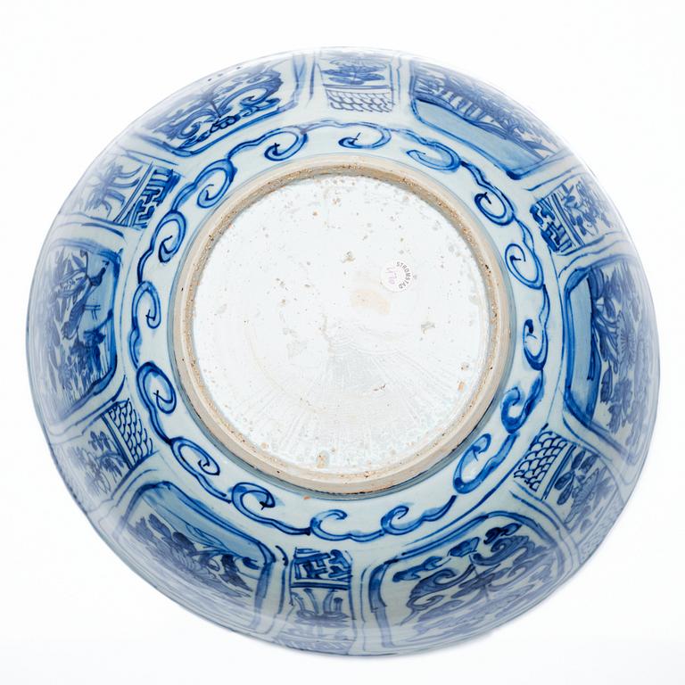 A large blue and white kraak bowl, Ming dynasty, Wanli (1572-1622).