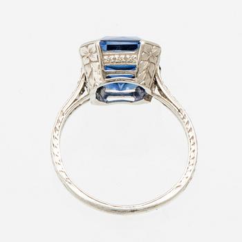 Shreve & Co Ring platina med syntetisk safir och runda briljantslipade diamanter.