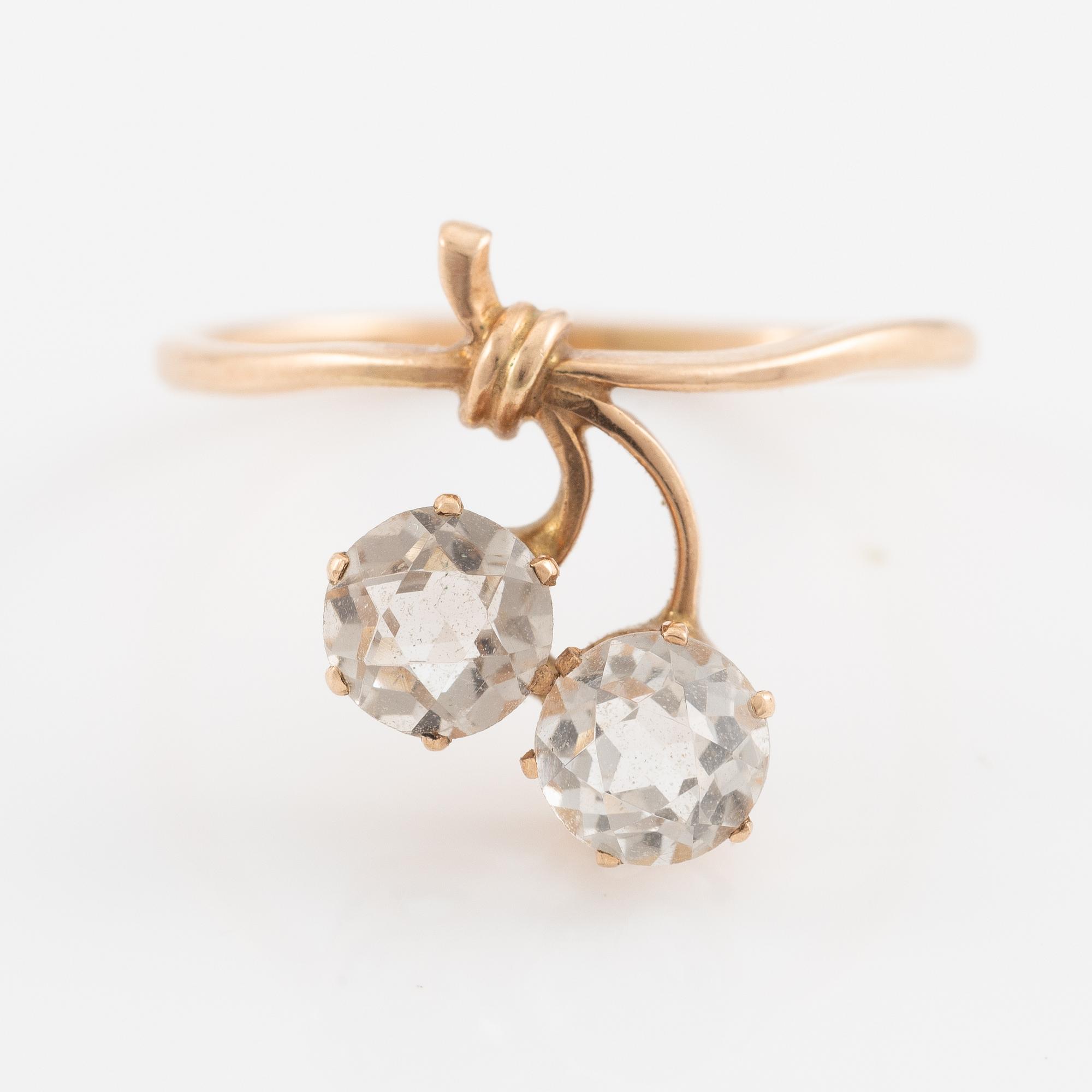 Ring, 14K guld med vita stenar.