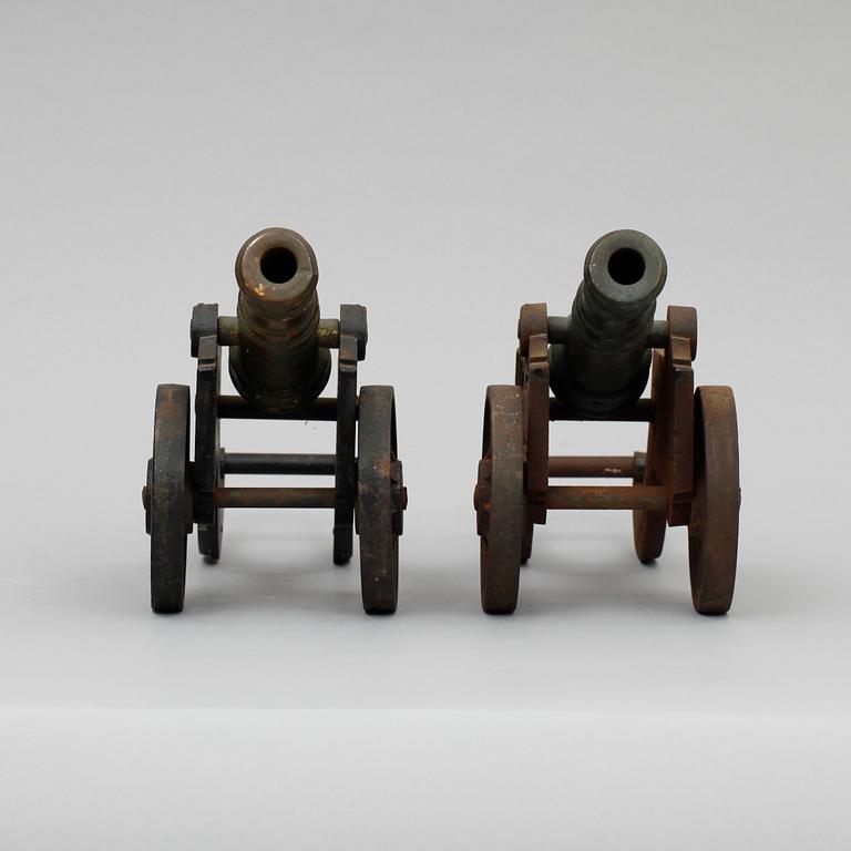 BORDSKANONER, ett par, gjutjärn, 1900-tal.