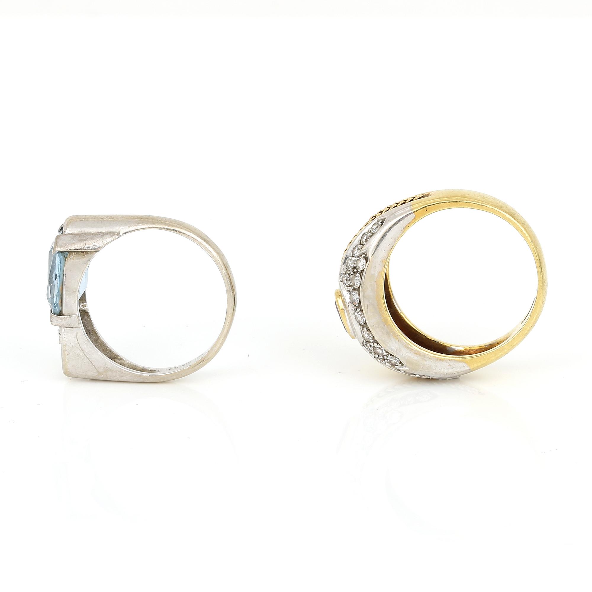 RINGAR, 2 st, 18K guld, med syntetisk blå spinell, troligen syntetisk röd spinell och små diamanter. Vikt ca 12,20 g.