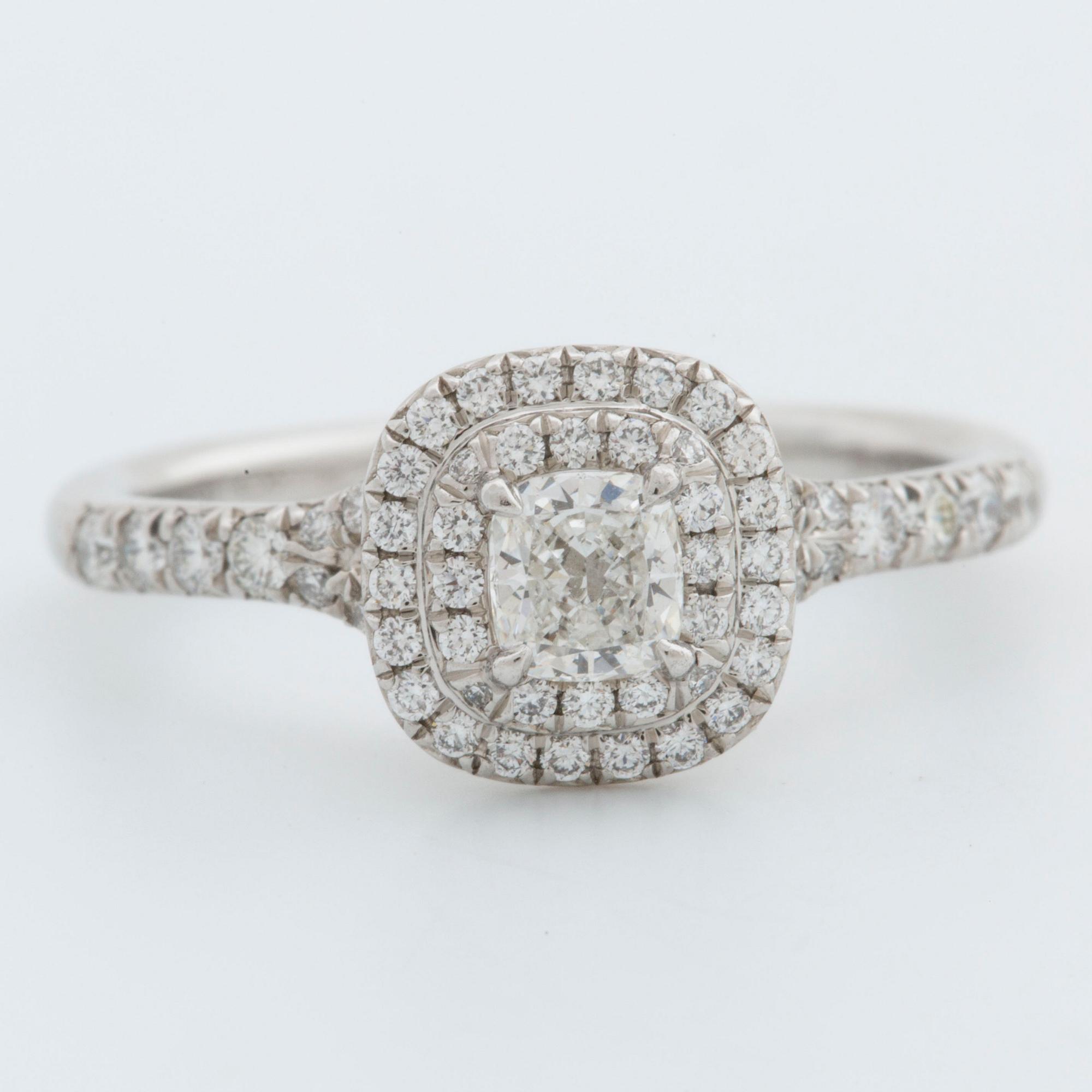 TIFFANYRING, platinum, 1 modfied cushion-shaped diamond 0,26 ct F VVS1 and brilliant-cut diamonds 0,25 ct D-G IF-VS2.