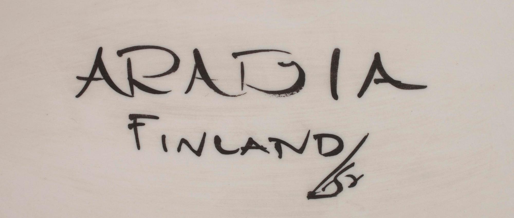KANNELLINEN TARJOILUASTIA sekä TARJOILUVATI, posliinia, design Dorrit von Fieandt, signeeratut Arabia Pro Arte 1988.