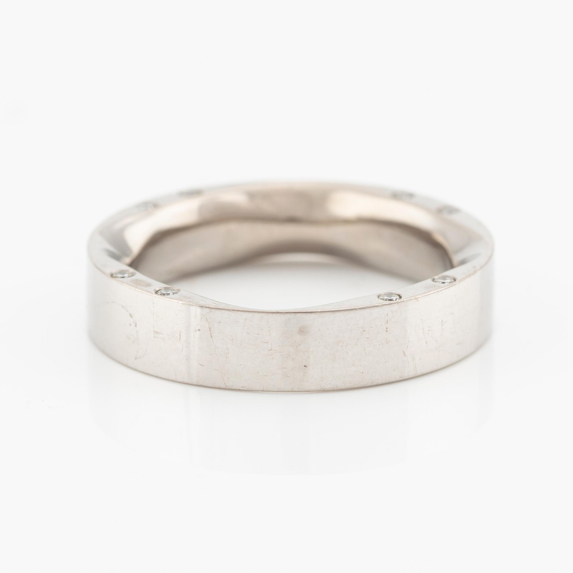 Ring 18K vitguld med runda briljantslipade diamanter.