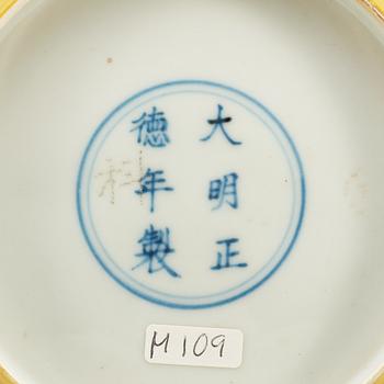 FAT, porslin. Ming dynastin med Zhengdes märke och period (1506-21).