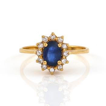 RING, 18K guld med ovalslipad safir ca 0,86 ct och briljantslipade diamanter tot ca 0,25ct. Vikt 2,91 g.