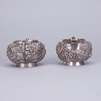 SOCKERSKÅL och GRÄDDSNÄCKA, silver, stämplade Luen Wo Shanghai. Ca 1900. Vikt 526 g.