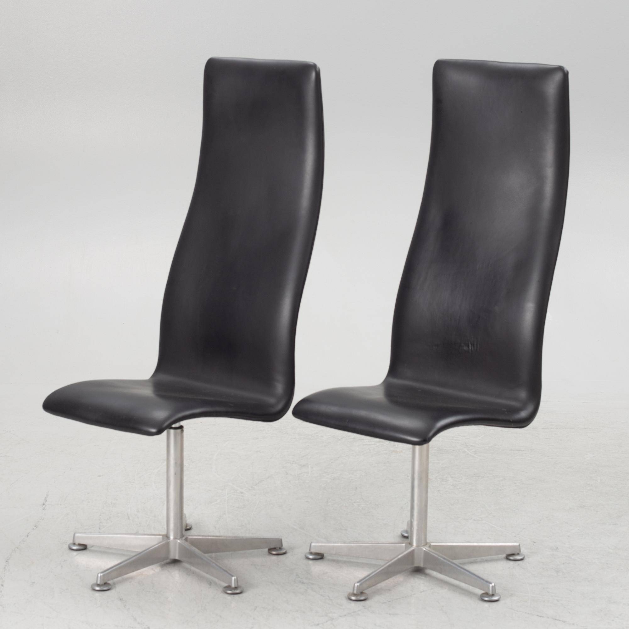 Arne Jacobsen, a pair of 'Oxford Chairs', Fritz Hansen, Denmark.