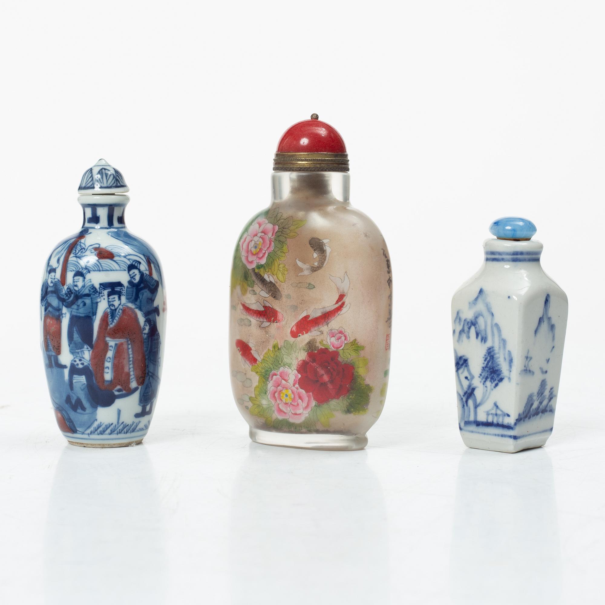 Snusflaskor, tre stycken, porslin och glas, Kina, 1900-tal.
