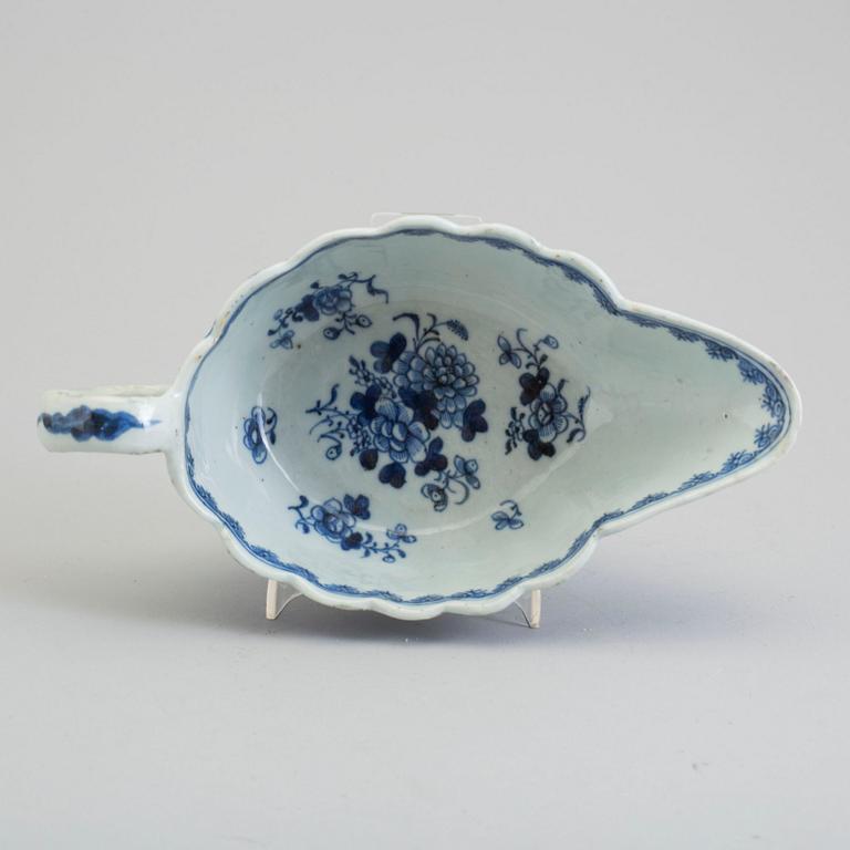 A blue and white export porcelain saucer, Qing dynasty, Qianlong (1736-95).