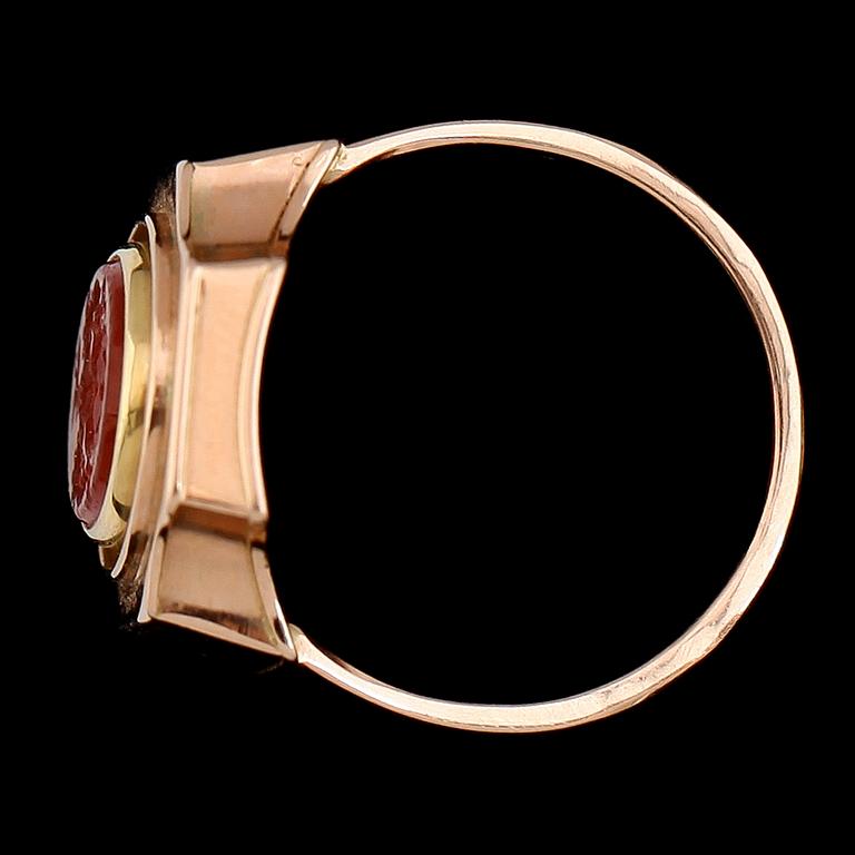 SIGILLRING, 14K guld och karneol. Total vikt ca 6 g.