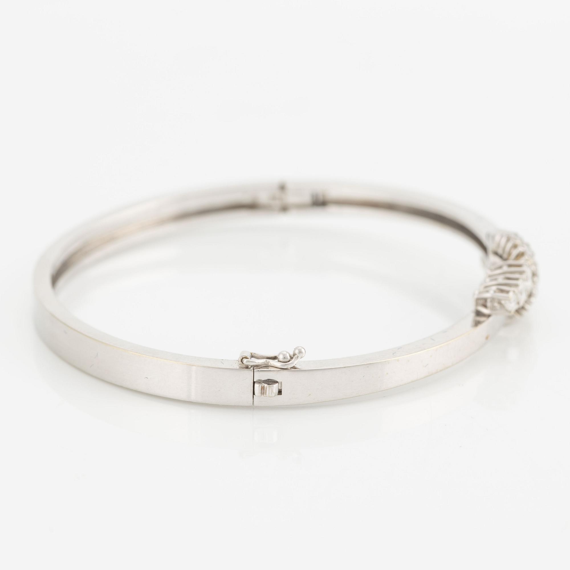 Bracelet 18K white gold with round brilliant-cut diamonds.