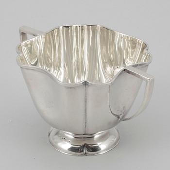 SOCKERSKÅL samt SOCKERSTRÖARE, silver, GAB, Stockholm 1913 samt 1914. Totalvikt ca 251g.