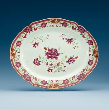 1593. A famille rose serving dish, Qing dynasty, Qianlong (1736-95).