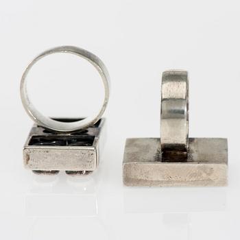 RINGAR, 2 st, silver, mossagat, bergskristall. Elis Kauppi, Kupittaan Kulta. Vikt totalt ca 26,4 g.
