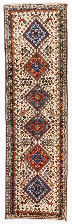 Gallery rug, likely Yalameh, approx. 286 x 84 cm.