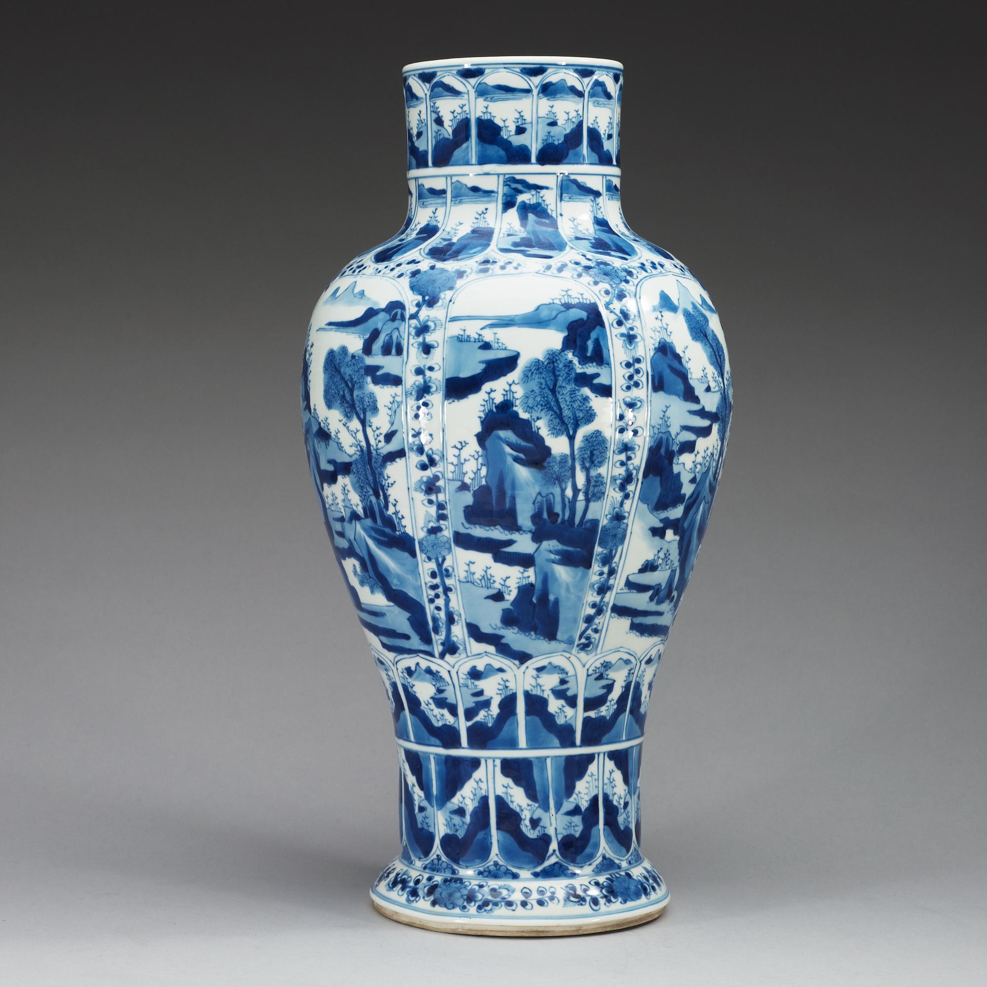 A large blue and white vase, Qing dynasty, Kangxi (1662-1722).