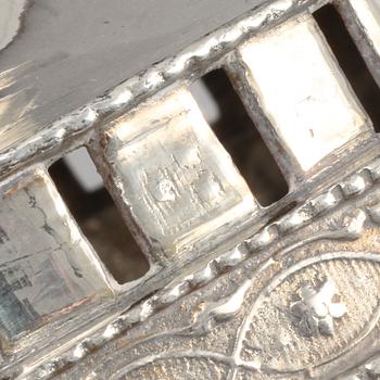 LJUSSTAKAR, ett par, försilvrat tenn, gustavianska, Hans Wiksten, Västerås, verksam 1782-1810.