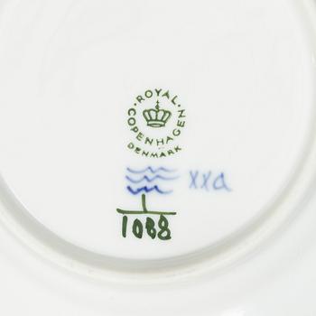 Royal Copenhagen, Servisdelar, 15 delar, porslin, "Musselmalet" halvblond respektive helblond, 1900-tal.