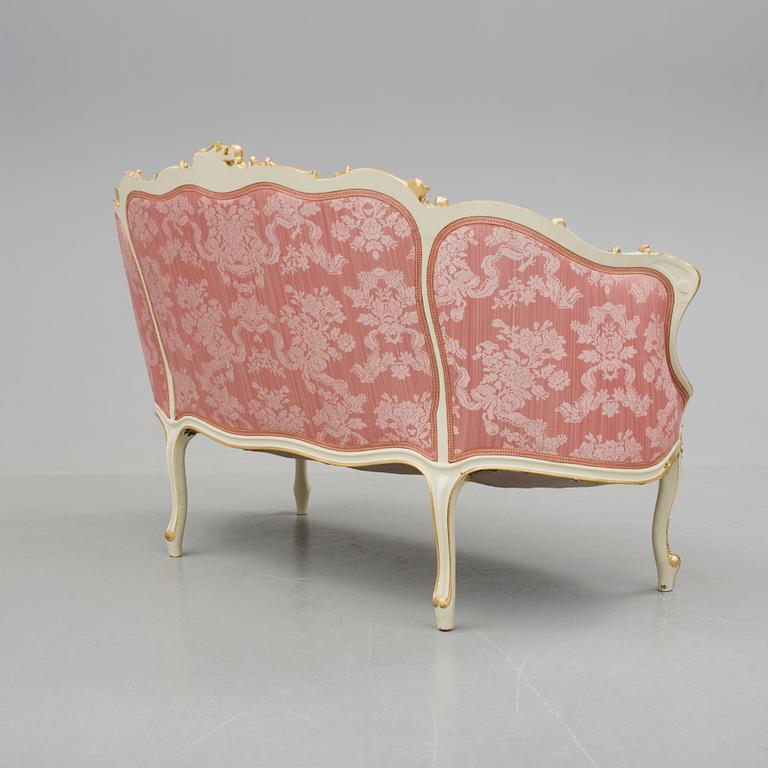 SOFFA OCH FOTPALL, 2 delar, rokokostil, 1900-talets första hälft.