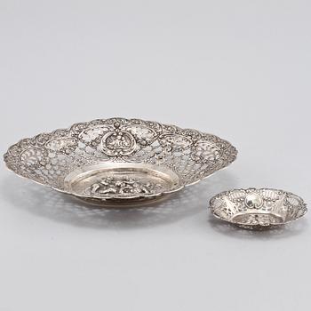 GALLERFAT, 2 st, silver, delvis låghaltigt, 1900-tal. Vikt 500 g.