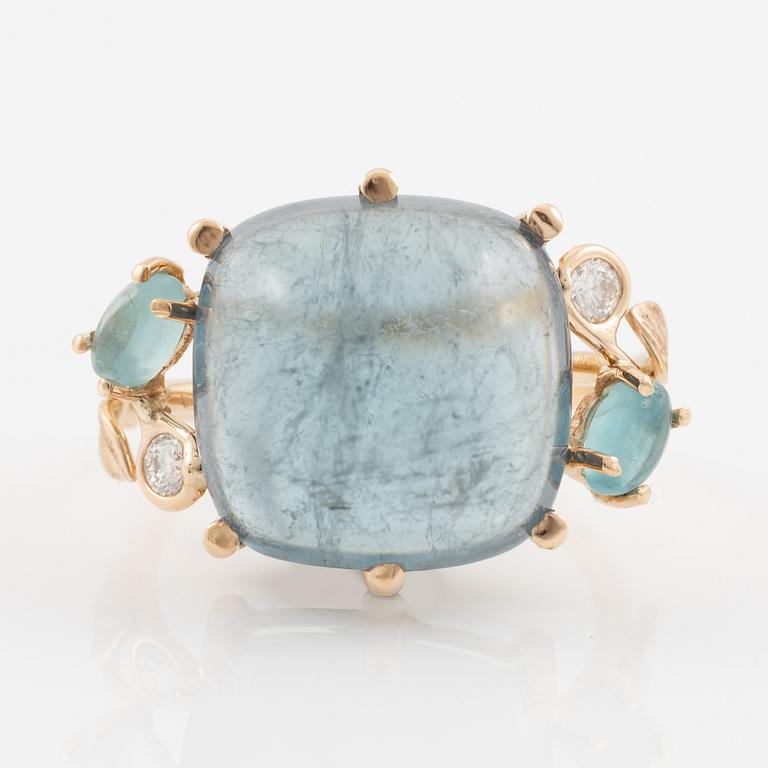 Ring, Mandelstam, 18K guld med cabochonslipad blå turmalin, apatiter och briljantslipade diamanter.