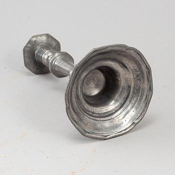 A pewter candlestick, 18th/19th century.