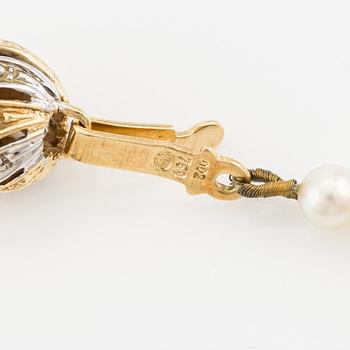 Collier, lås i 18K guld med små diamanter,  odlade vita och färgade pärlor.