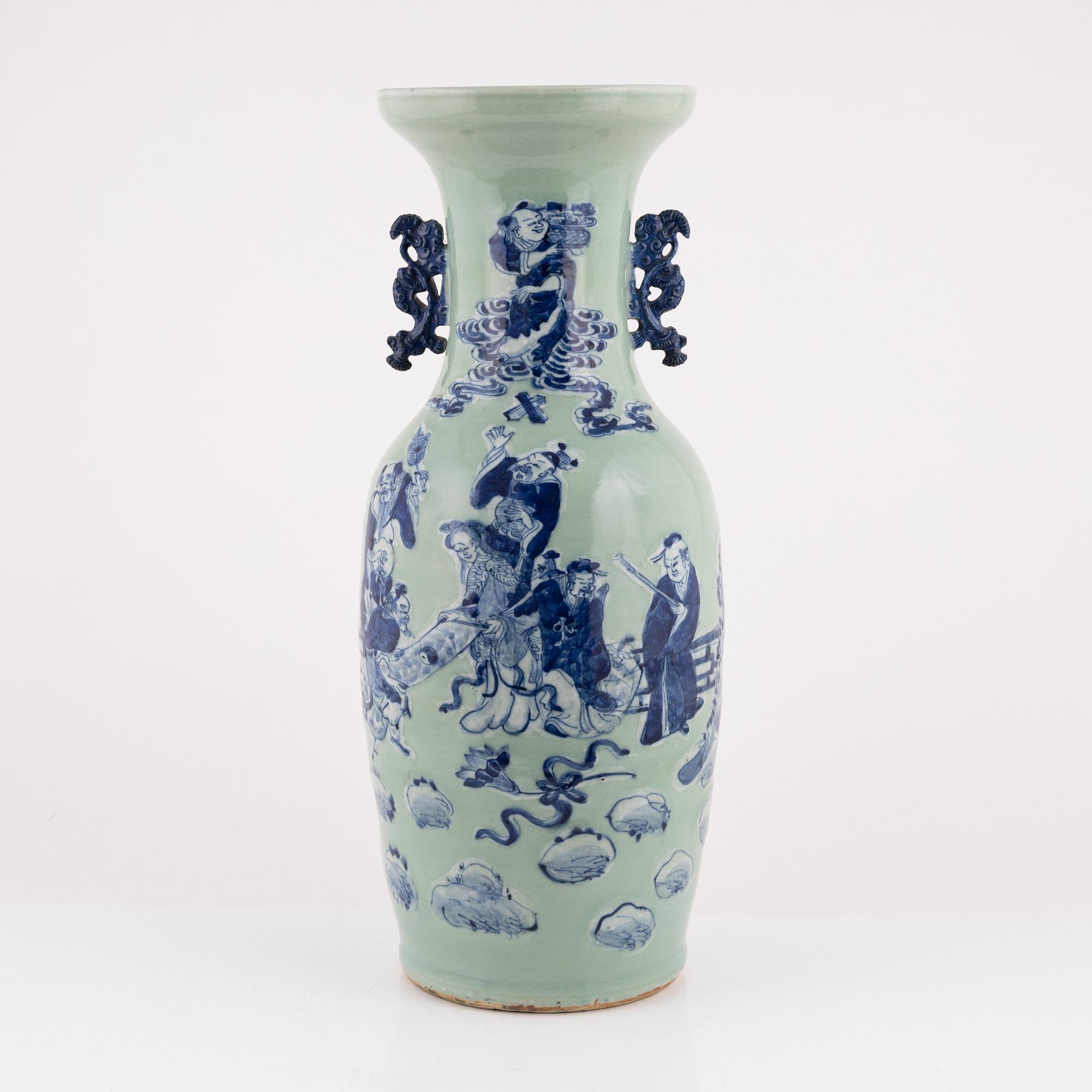 A Chinese porcelain vase, Qing dynasty, late 19th Century.