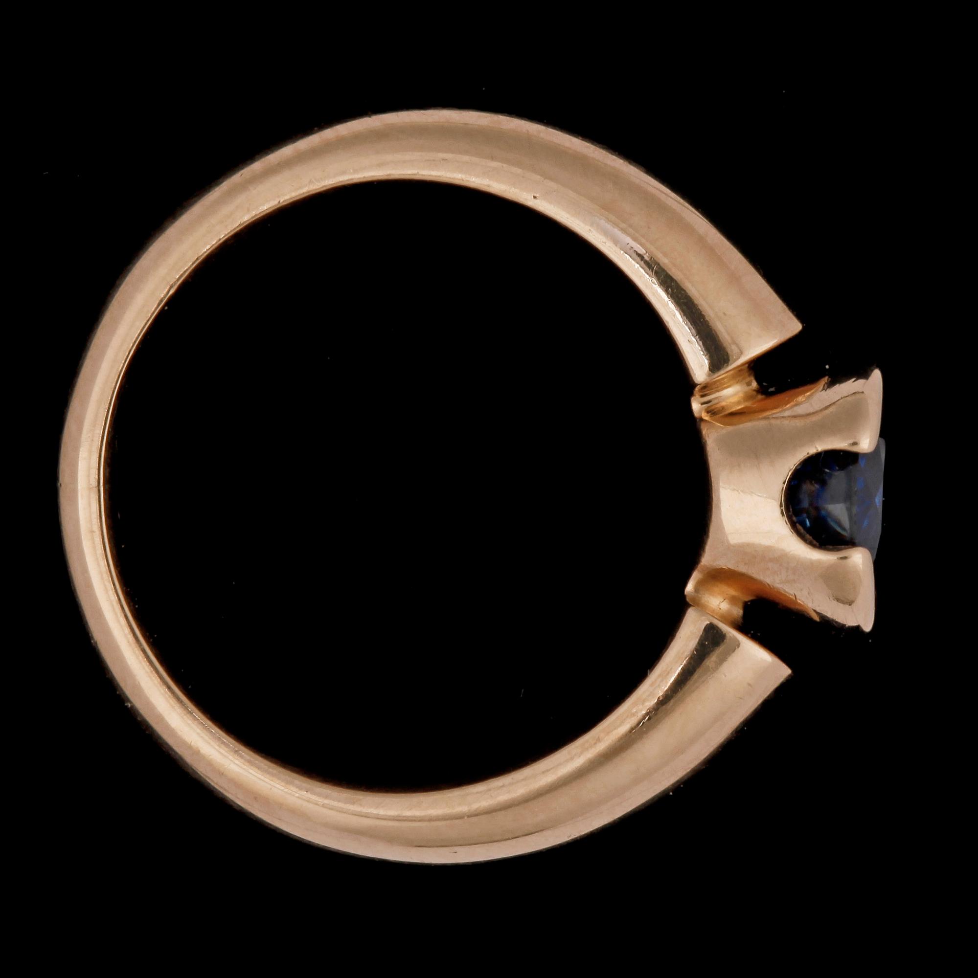 RING, fasettslipad blå safir. H. Strömdahl.