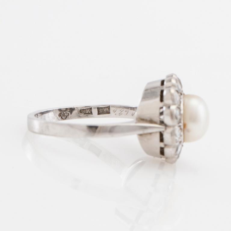 Ring in 18K white gold set with round old-cut diamonds and a cultured pearl.