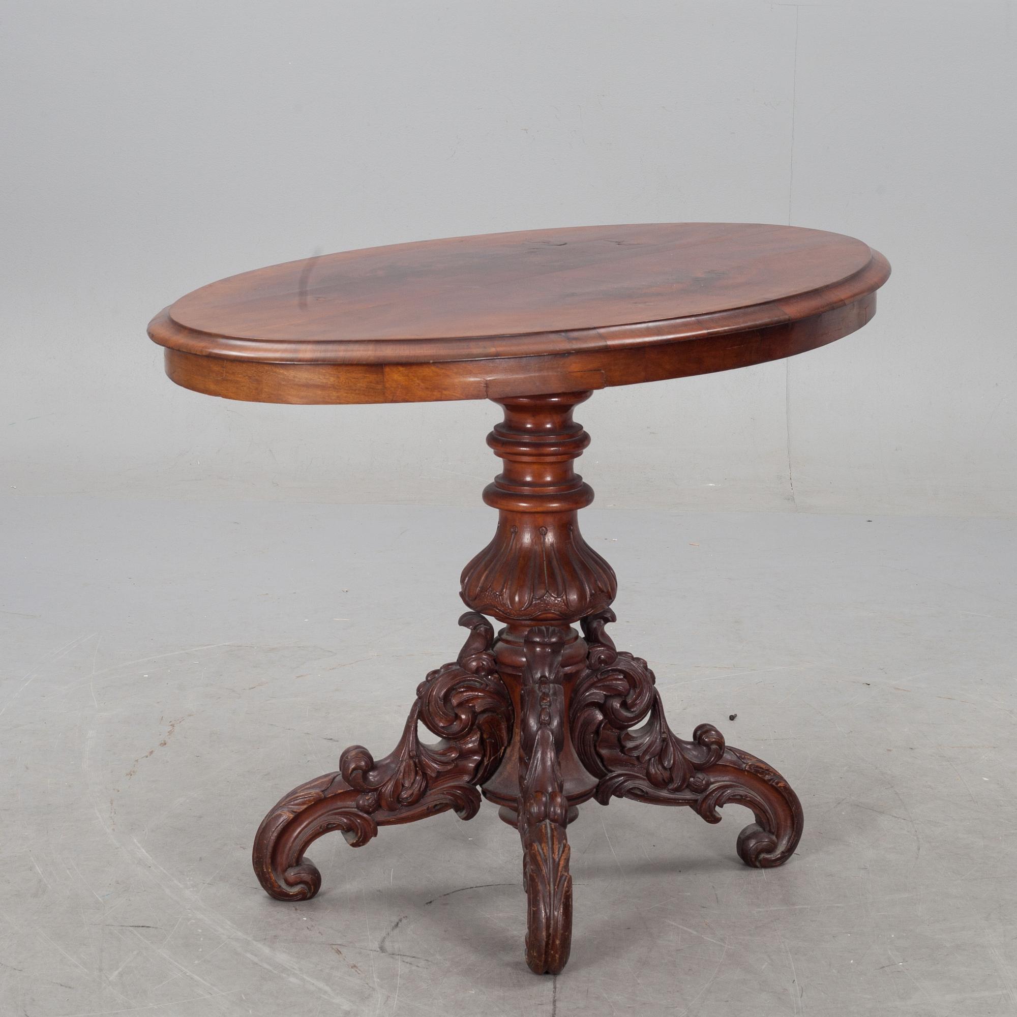 DIVANBORD, nyrokoko. 1800-talets andra hälft.