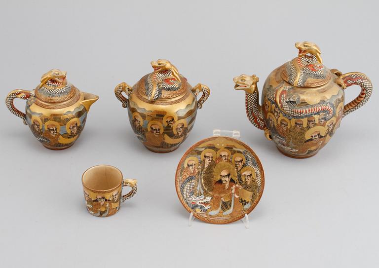 A japanese tea set from turn of the century 1900.