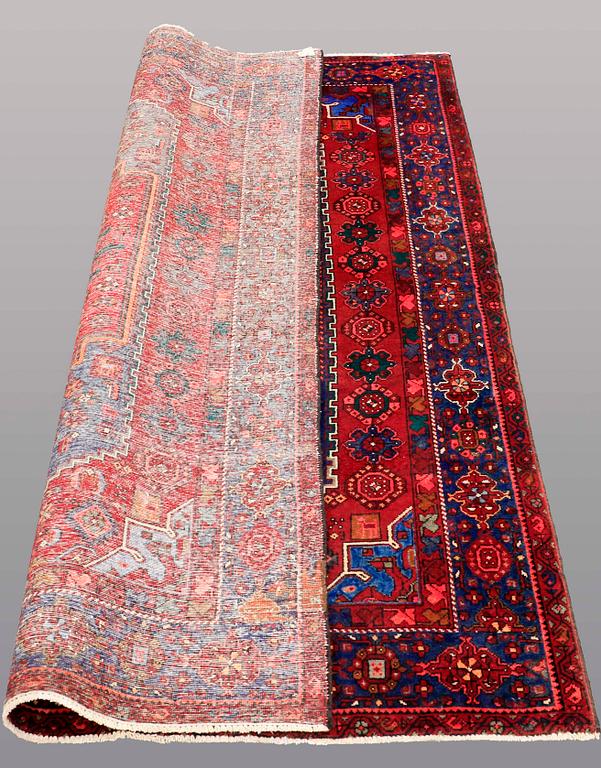 A RUG Hamadan, ca 213 x 131 cm.