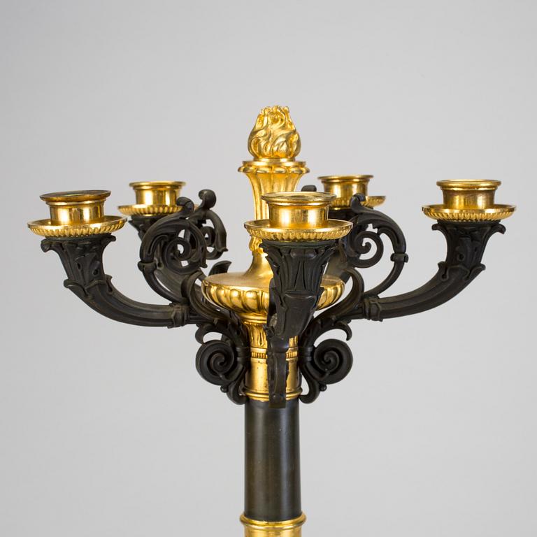 KANDELABRAR ett par, senempire, patinerad och förgylld brons. Frankrike 180-talets mitt.