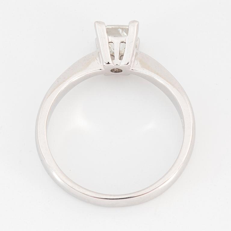 Princess-cut 0,70 ct diamond ring. GIA- report.