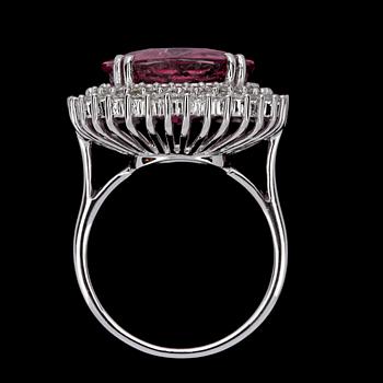 RING, rosa fasettslipad turmalin, 12.27 ct med briljantslipade diamanter, tot. 1.20 ct.