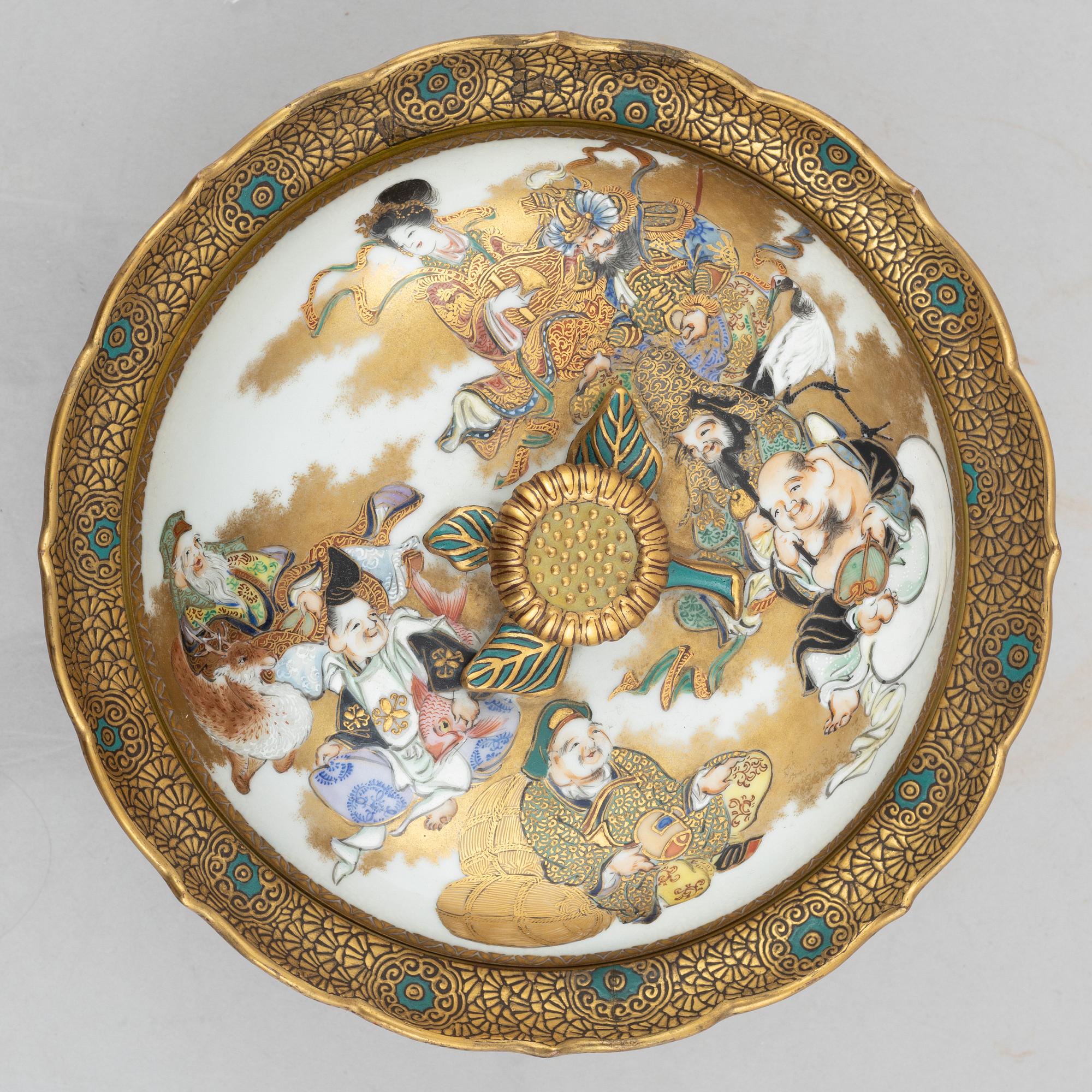 A Japanese porcelain tureen with cover and a lacquer box with cover, early 20th century.